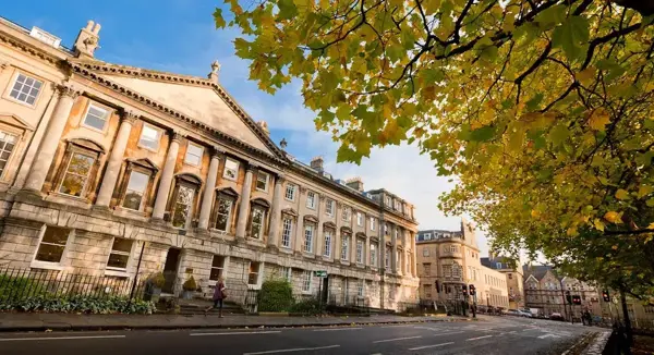 Du học Anh trường Bath Academy